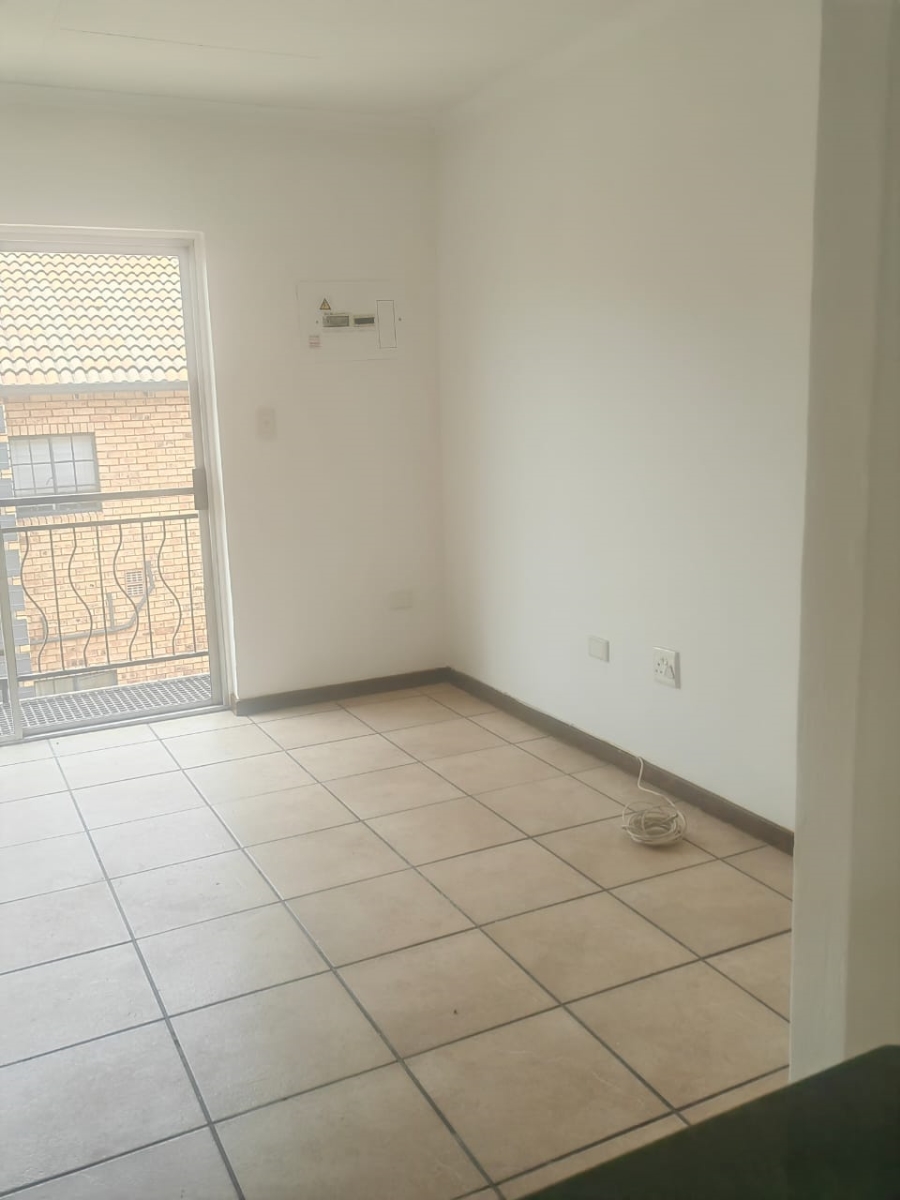 To Let 2 Bedroom Property for Rent in Weltevreden Park Gauteng