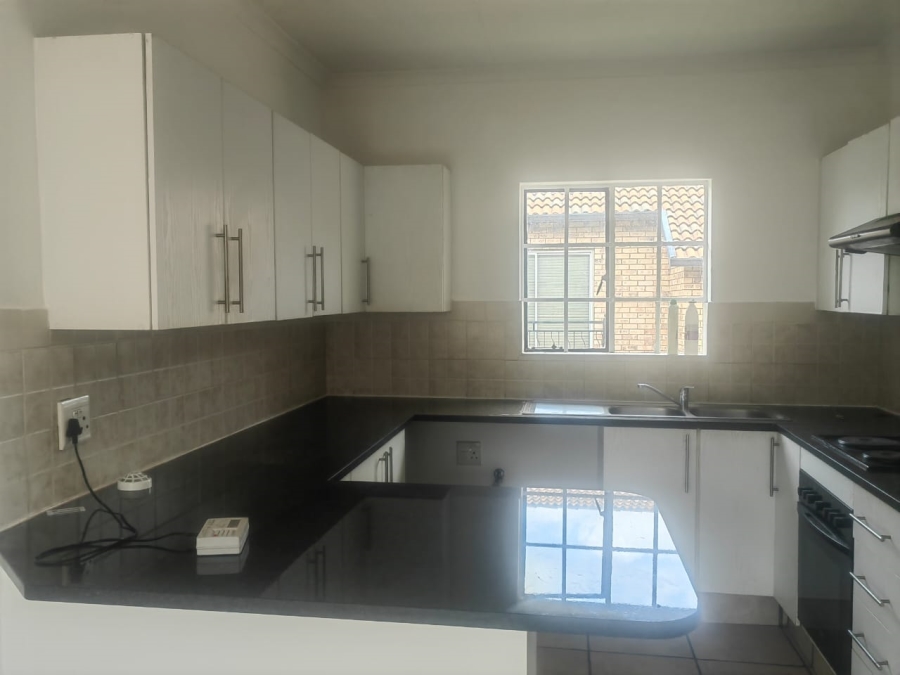 To Let 2 Bedroom Property for Rent in Weltevreden Park Gauteng