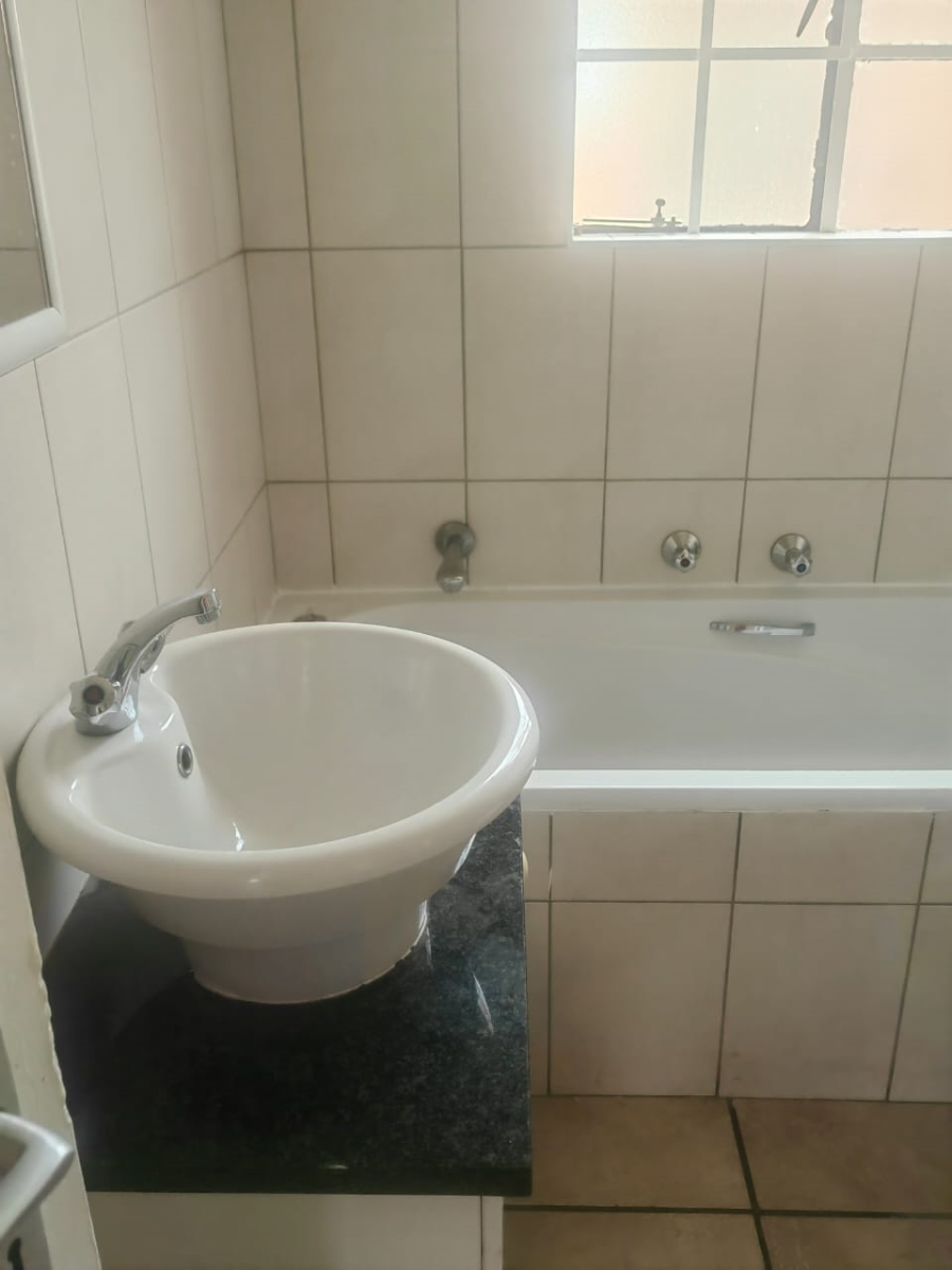 To Let 2 Bedroom Property for Rent in Weltevreden Park Gauteng