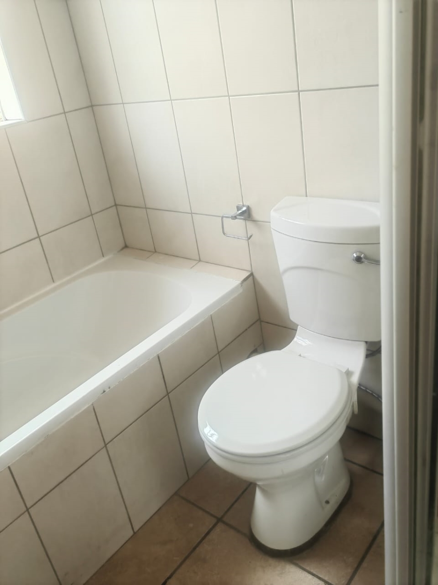 To Let 2 Bedroom Property for Rent in Weltevreden Park Gauteng