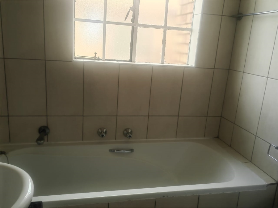 To Let 2 Bedroom Property for Rent in Weltevreden Park Gauteng