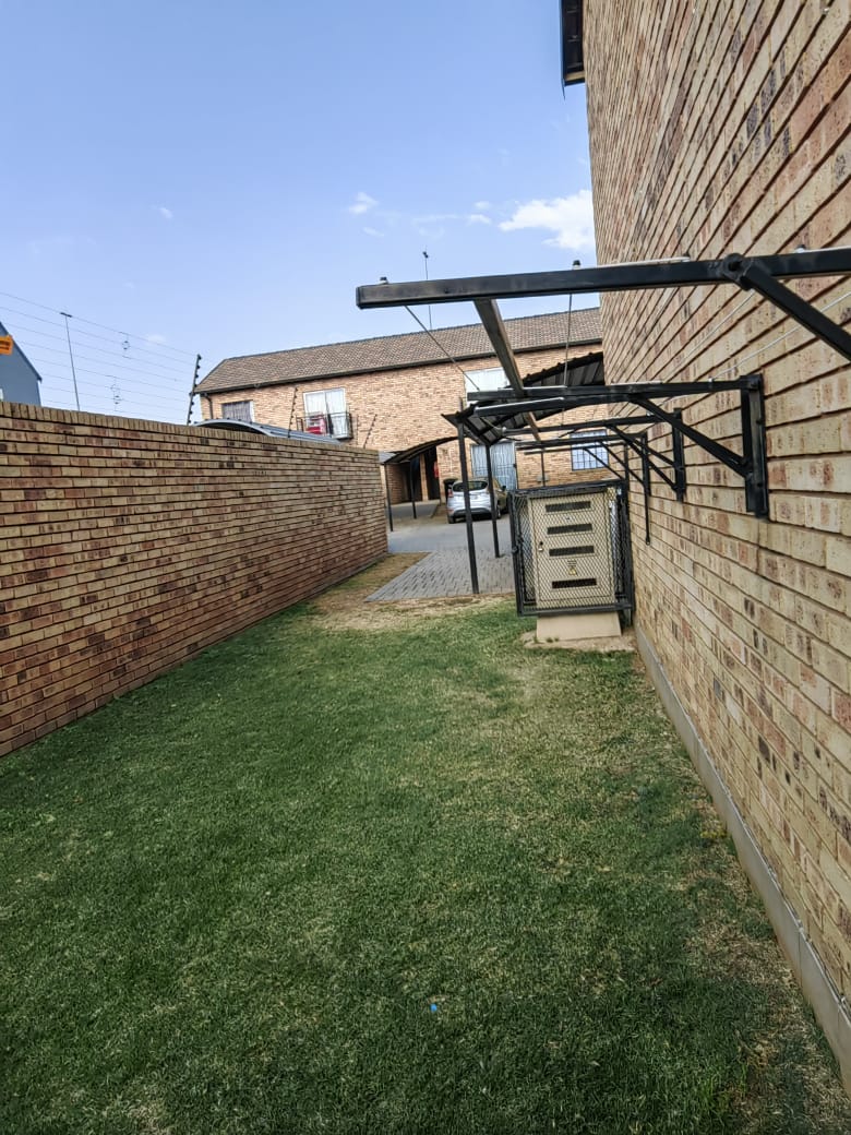 To Let 2 Bedroom Property for Rent in Weltevreden Park Gauteng