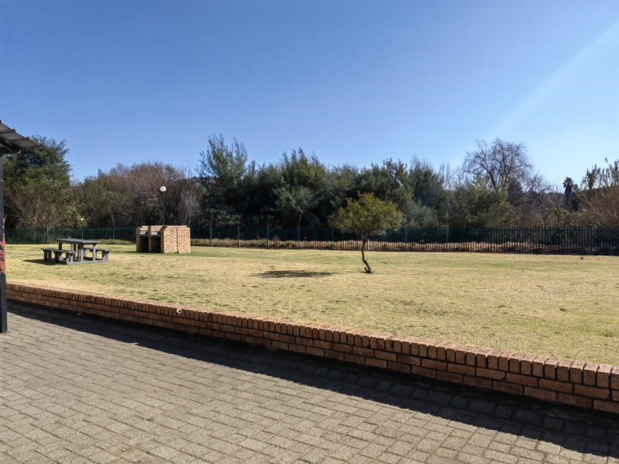 To Let 2 Bedroom Property for Rent in Weltevreden Park Gauteng