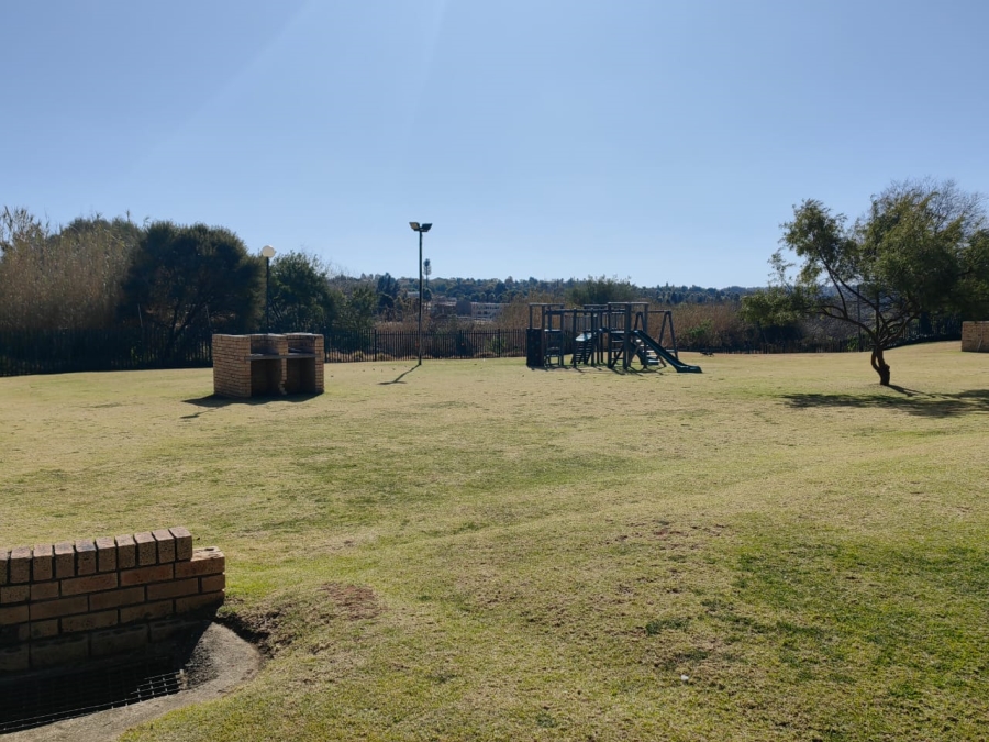 To Let 2 Bedroom Property for Rent in Weltevreden Park Gauteng