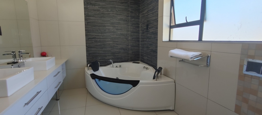 5 Bedroom Property for Sale in Theresa Park Gauteng