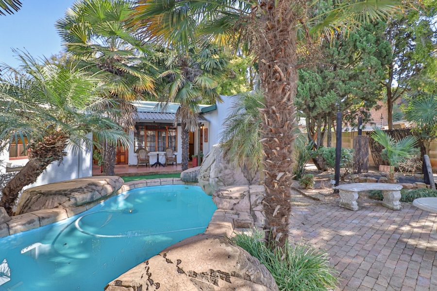 6 Bedroom Property for Sale in Glen Marais Gauteng