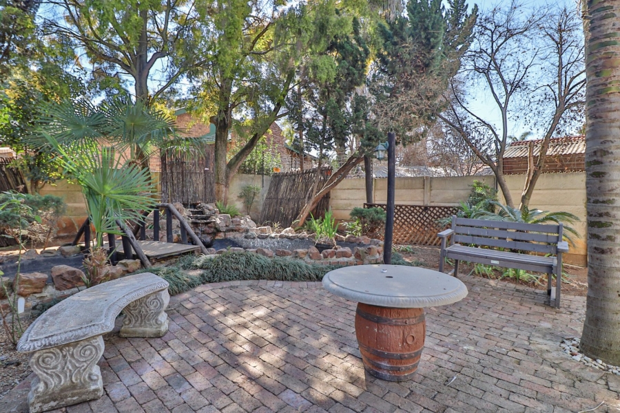 6 Bedroom Property for Sale in Glen Marais Gauteng