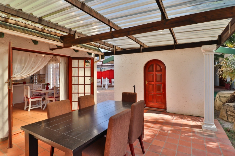 6 Bedroom Property for Sale in Glen Marais Gauteng