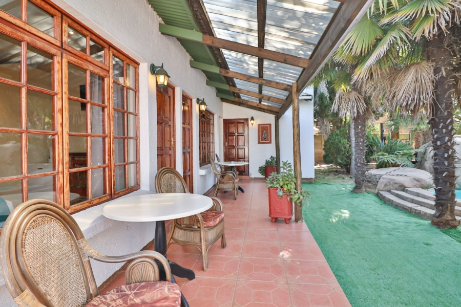 6 Bedroom Property for Sale in Glen Marais Gauteng