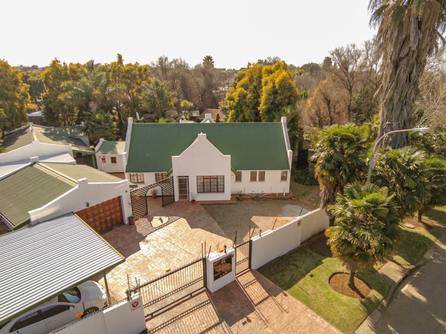 6 Bedroom Property for Sale in Glen Marais Gauteng