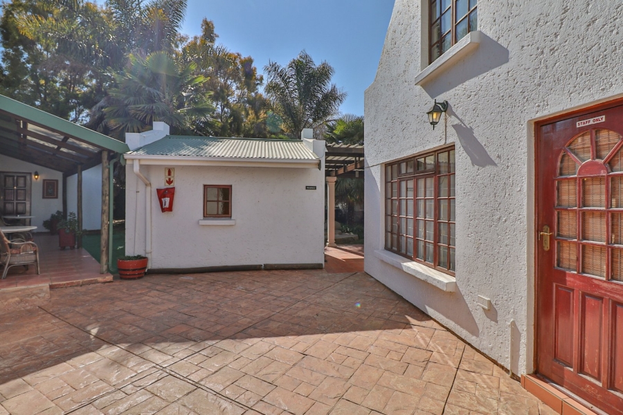 6 Bedroom Property for Sale in Glen Marais Gauteng