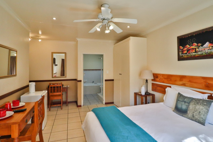 6 Bedroom Property for Sale in Glen Marais Gauteng