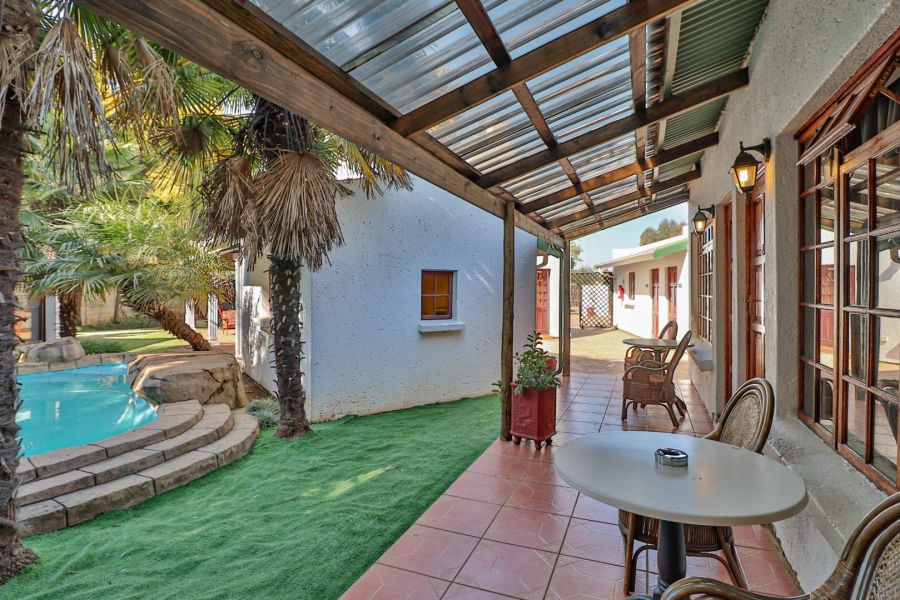 6 Bedroom Property for Sale in Glen Marais Gauteng