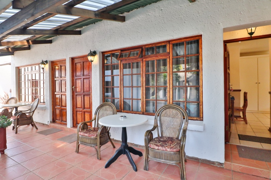 6 Bedroom Property for Sale in Glen Marais Gauteng