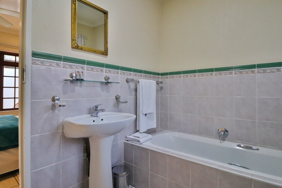 6 Bedroom Property for Sale in Glen Marais Gauteng