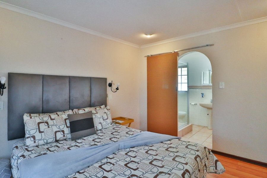 6 Bedroom Property for Sale in Glen Marais Gauteng