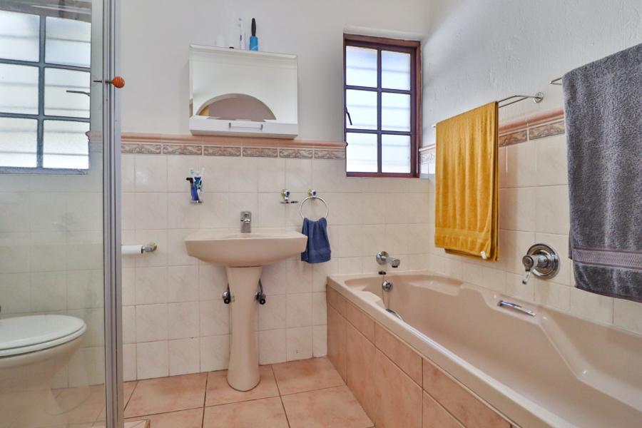 6 Bedroom Property for Sale in Glen Marais Gauteng