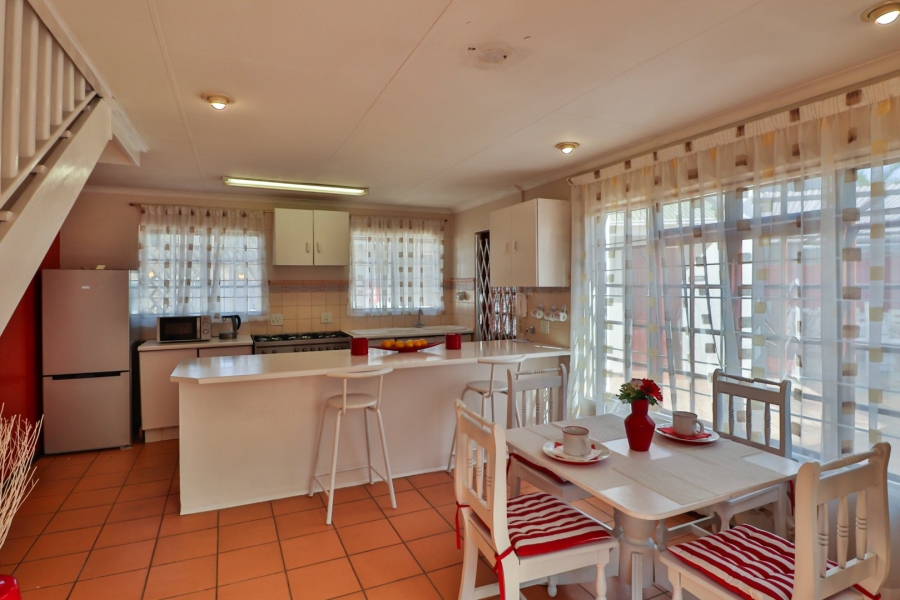 6 Bedroom Property for Sale in Glen Marais Gauteng