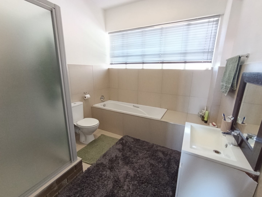 To Let 1 Bedroom Property for Rent in Illovo Gauteng