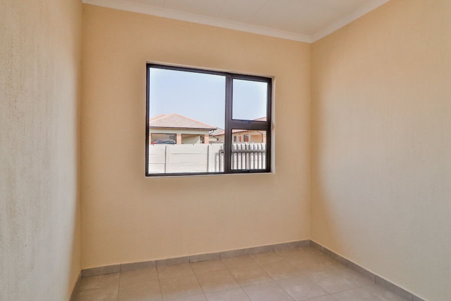 3 Bedroom Property for Sale in Azaadville Gardens Gauteng