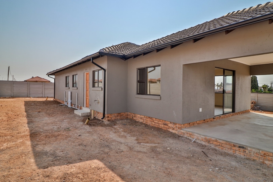 3 Bedroom Property for Sale in Azaadville Gardens Gauteng