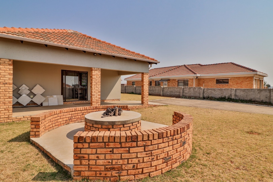 3 Bedroom Property for Sale in Azaadville Gardens Gauteng