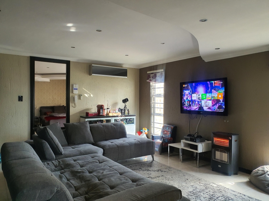 6 Bedroom Property for Sale in Laudium Gauteng
