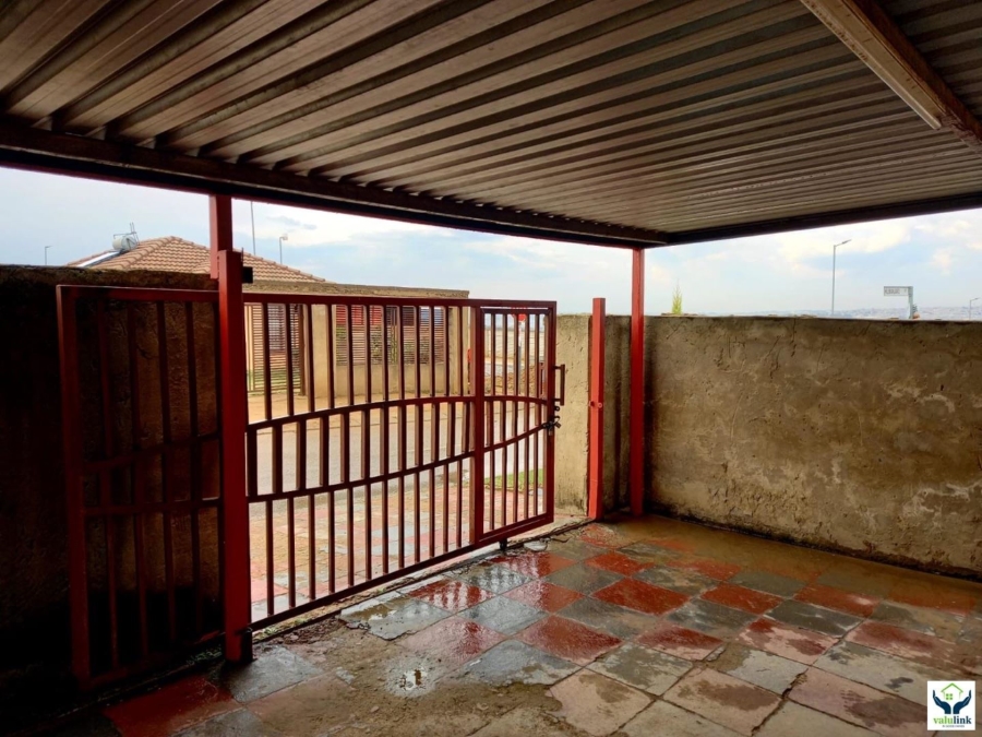 2 Bedroom Property for Sale in Clayville Gauteng