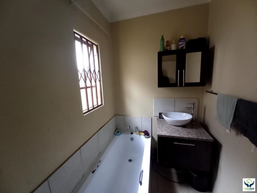 2 Bedroom Property for Sale in Clayville Gauteng