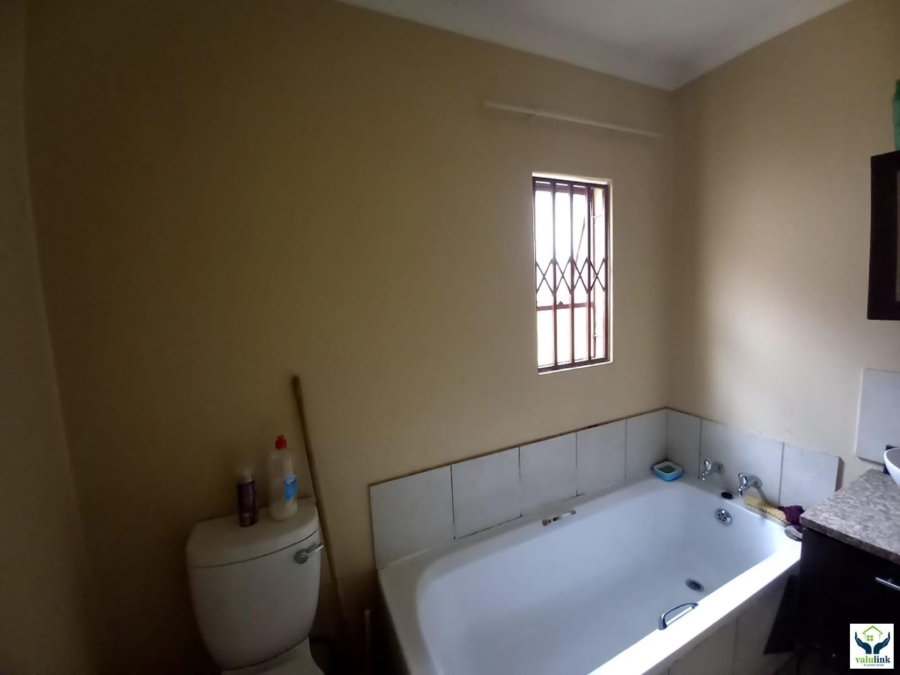 2 Bedroom Property for Sale in Clayville Gauteng