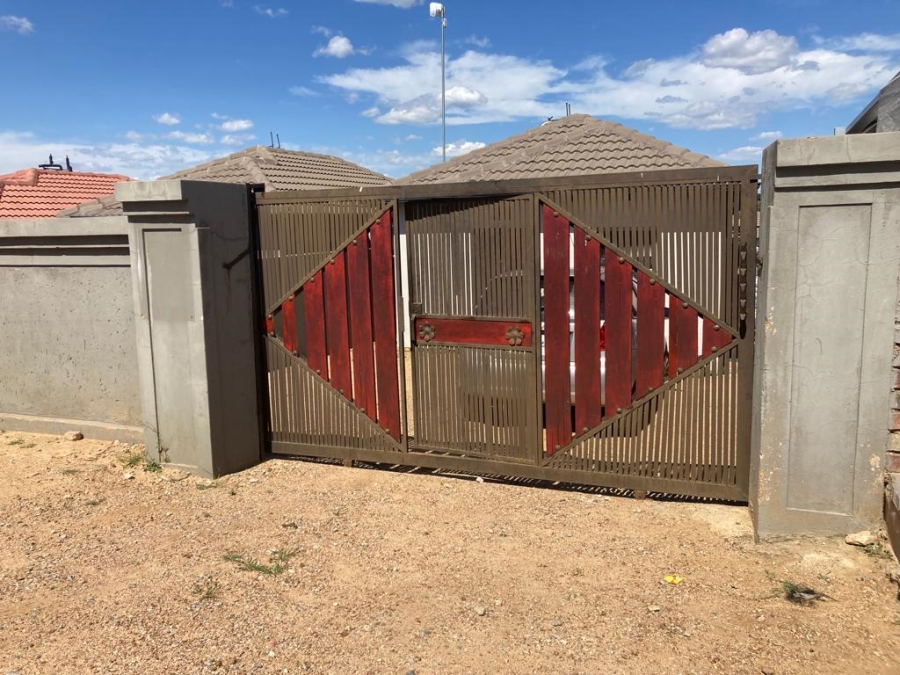 2 Bedroom Property for Sale in Clayville Gauteng