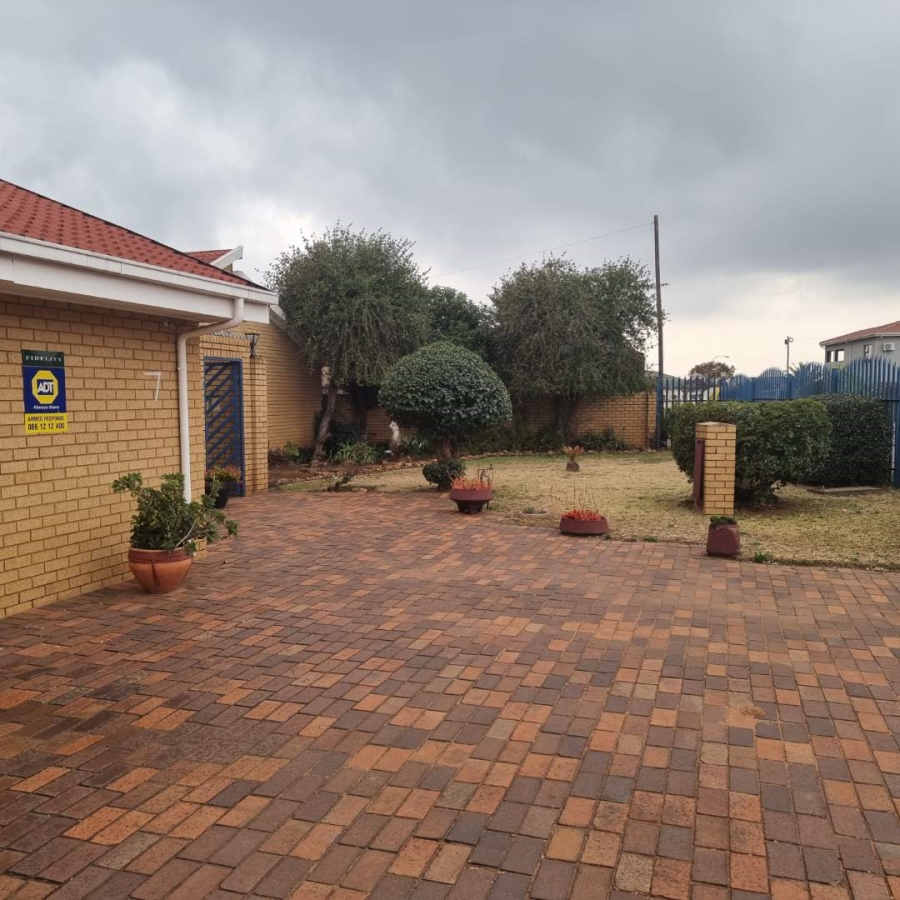 4 Bedroom Property for Sale in Lenasia Gauteng