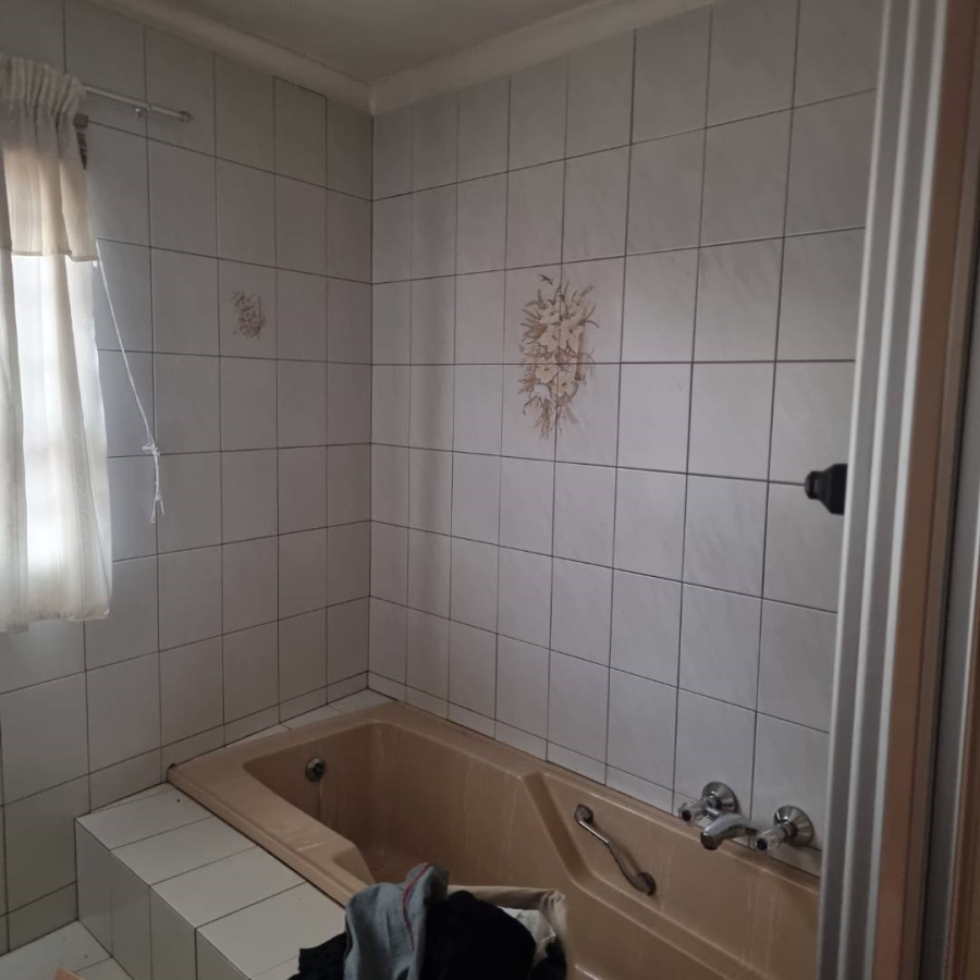 4 Bedroom Property for Sale in Lenasia Gauteng