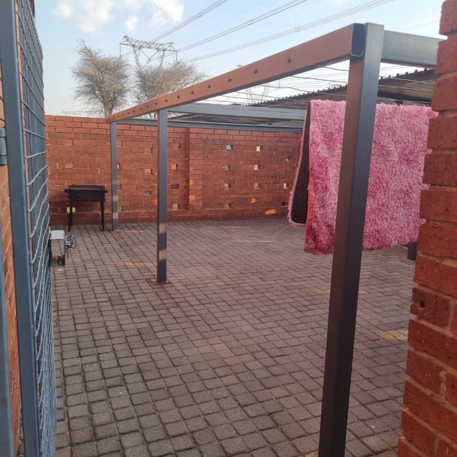 2 Bedroom Property for Sale in Albertsdal Gauteng