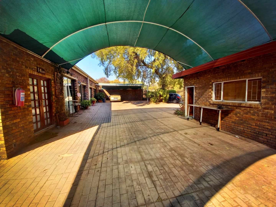 Commercial Property for Sale in Die Hoewes Gauteng