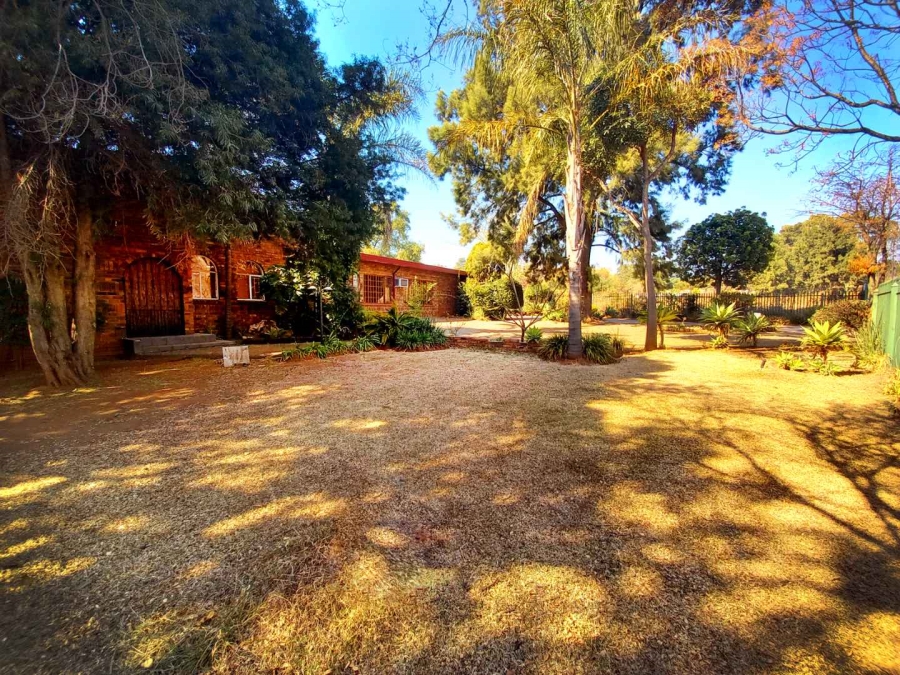 Commercial Property for Sale in Die Hoewes Gauteng