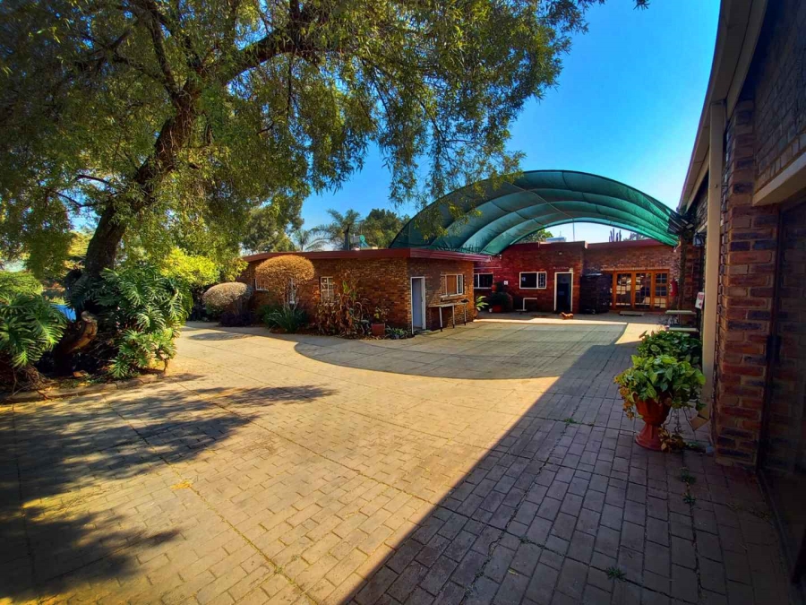 Commercial Property for Sale in Die Hoewes Gauteng