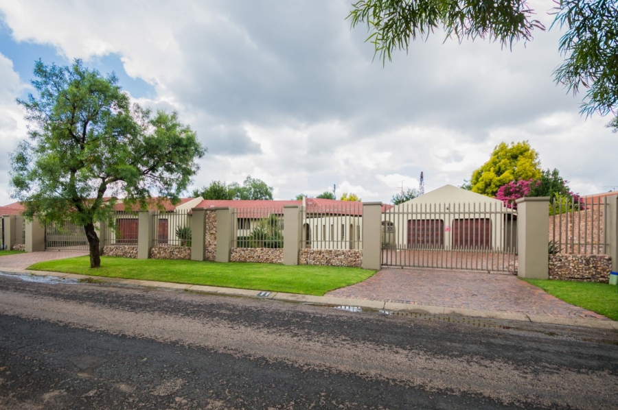 5 Bedroom Property for Sale in Brackenhurst Gauteng