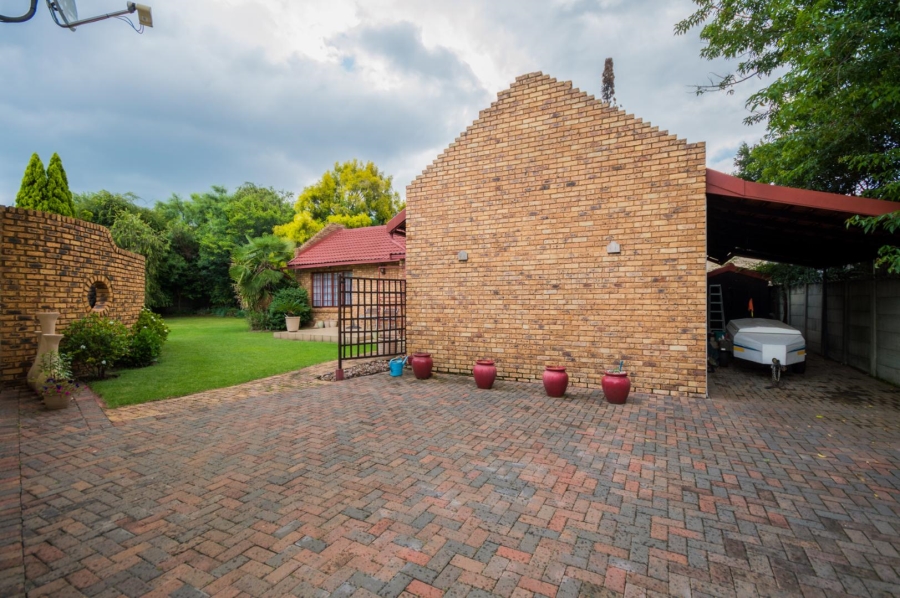 5 Bedroom Property for Sale in Brackenhurst Gauteng