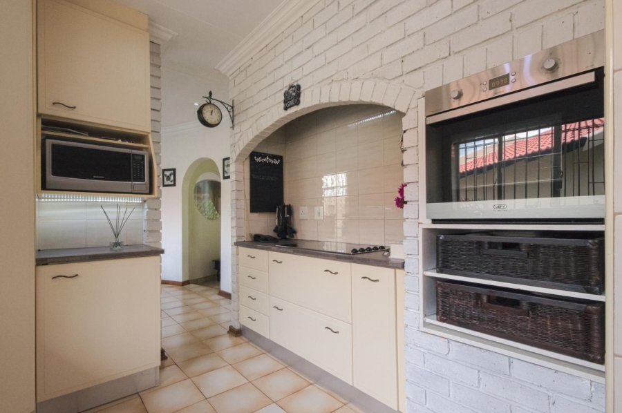 5 Bedroom Property for Sale in Brackenhurst Gauteng