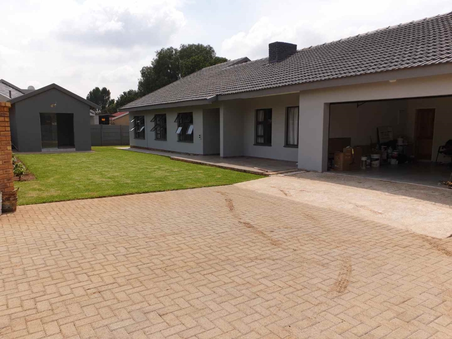 4 Bedroom Property for Sale in Brackenhurst Gauteng