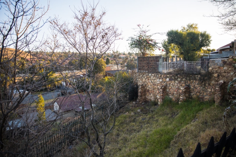 To Let 2 Bedroom Property for Rent in Wilro Park Gauteng