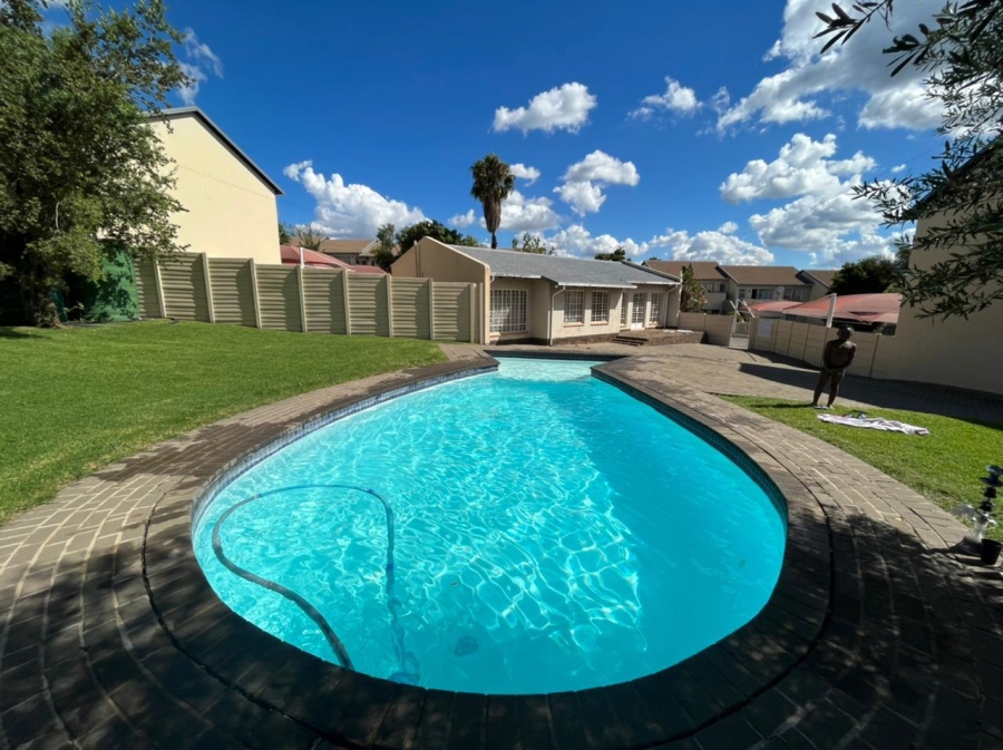 2 Bedroom Property for Sale in Vorna Valley Gauteng