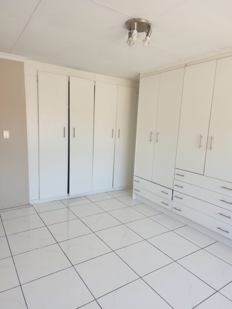 2 Bedroom Property for Sale in Vorna Valley Gauteng