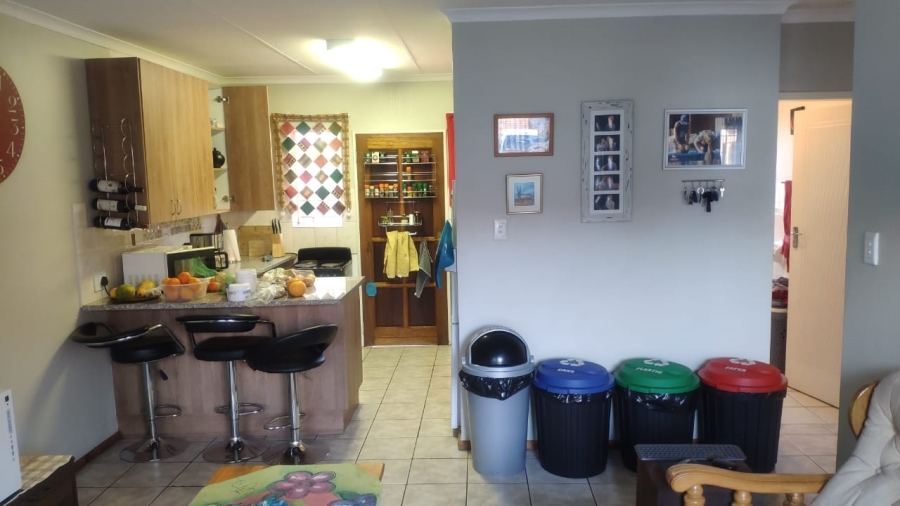 To Let 2 Bedroom Property for Rent in Die Hoewes Gauteng