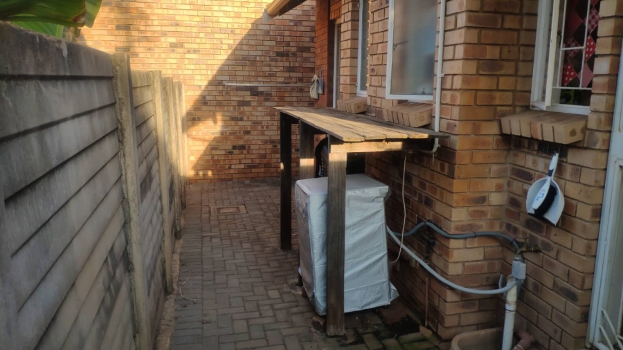 To Let 2 Bedroom Property for Rent in Die Hoewes Gauteng