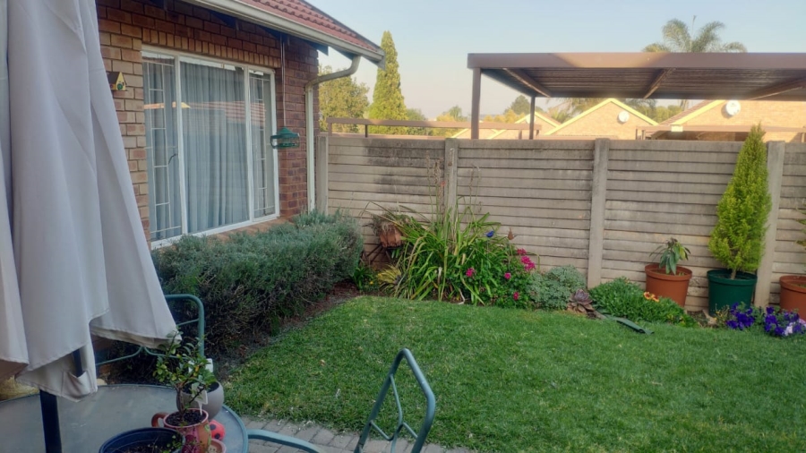 To Let 2 Bedroom Property for Rent in Die Hoewes Gauteng