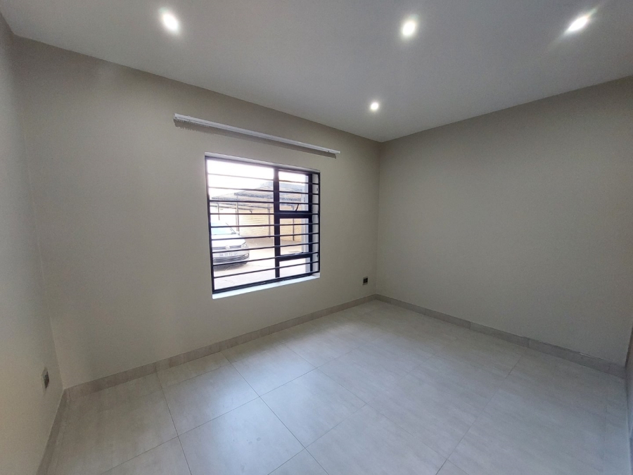To Let 2 Bedroom Property for Rent in Robertsham Gauteng