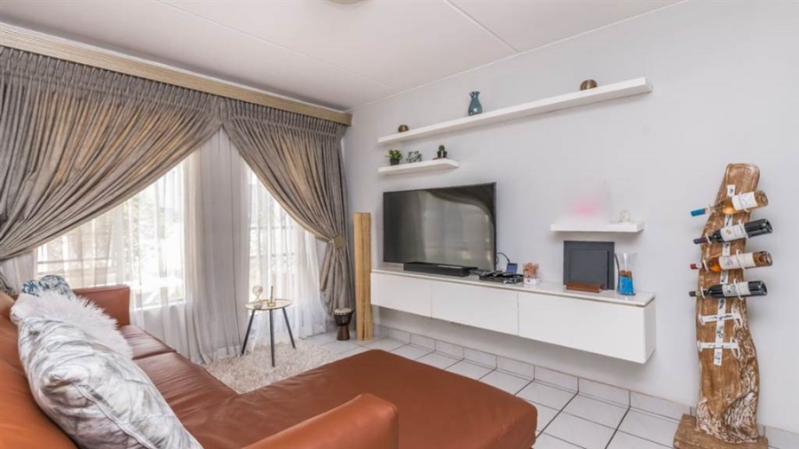 2 Bedroom Property for Sale in Rooihuiskraal North Gauteng