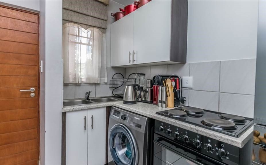 2 Bedroom Property for Sale in Rooihuiskraal North Gauteng